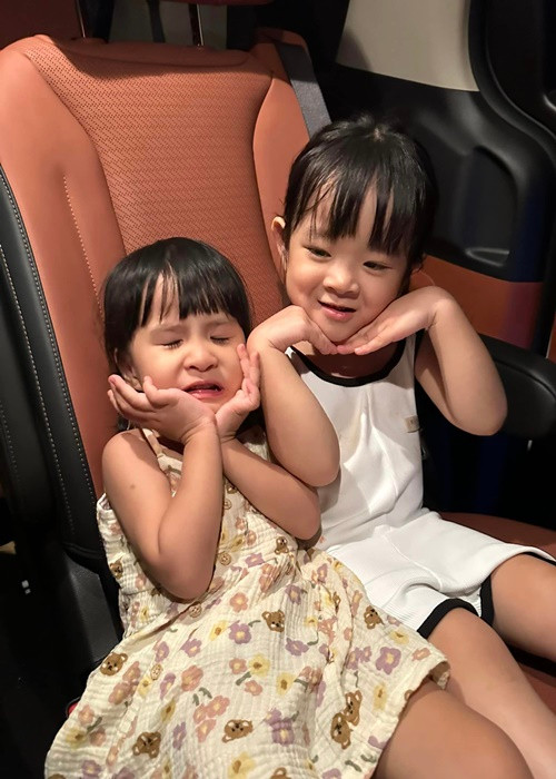 Con gái Thiên An rất thân thiết với bé Bona - con gái Trương Mỹ Nhân.