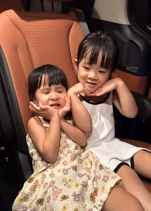 Con gái Thiên An rất thân thiết với bé Bona - con gái Trương Mỹ Nhân.