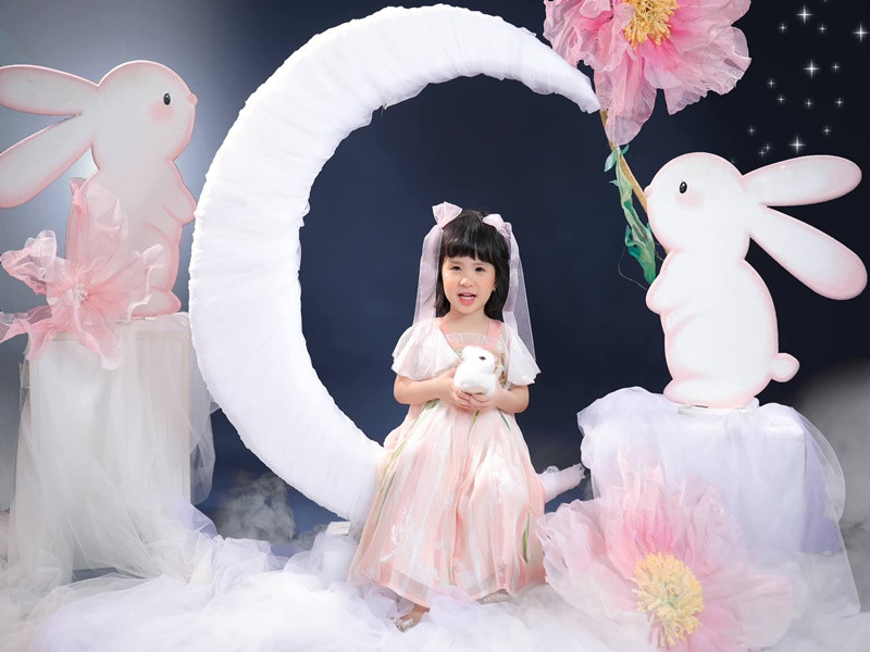 Con gái Jack hóa thân Hằng Nga trong bộ ảnh đón Trung thu.