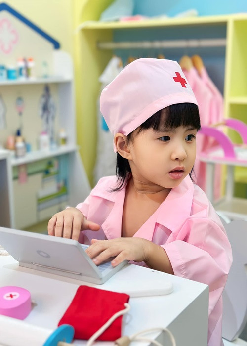 Bé Sol đóng vai bác sĩ khi đi học.