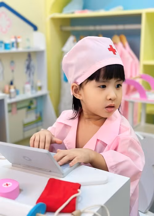 Bé Sol đóng vai bác sĩ khi đi học.