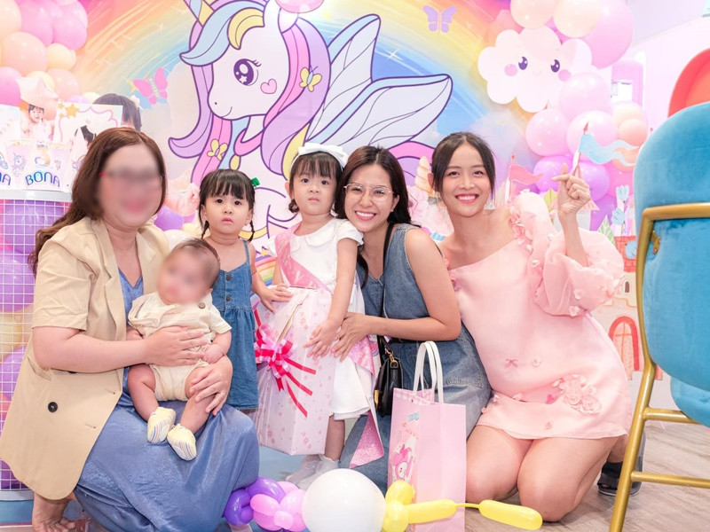 Thiên An cùng con gái dự tiệc sinh nhật của ái nữ nhà Trương Mỹ Nhân.