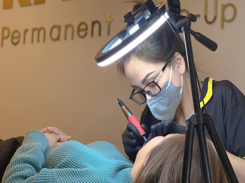 Nàng hậu liên tục khoe những vị khách ở Canada.