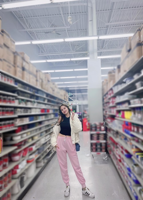 Diễm Hương còn bán hàng online.