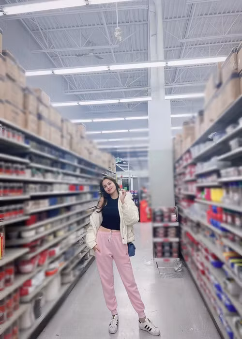 Diễm Hương còn bán hàng online.