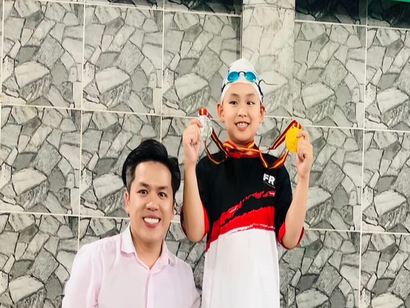 Diễm Hương khoe con trai giành giải thưởng môn bơi lội. "Ngủ 1 giấc dậy, ba Noah và bà nội Noah lại tiếp tục đưa tin nóng hổi: Huy chương vàng nội dung bơi ngửa tiếp sau huy chương bạc nội dung bơi tự do. Thấy bạn mập của Cá vui quá kìa. Đã cố gắng rất nhiều rồi. Mừng lây cùng bạn nhỏ. Phía sau sự thành công của người đàn ông nhỏ luôn là bóng dáng người phụ nữ lớn", Diễm Hương tâm sự.