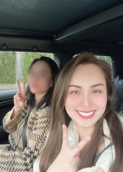 Bà mẹ một con có những người bạn mới ở xứ người.