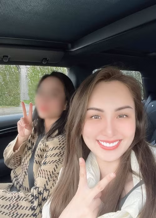 Bà mẹ một con có những người bạn mới ở xứ người.