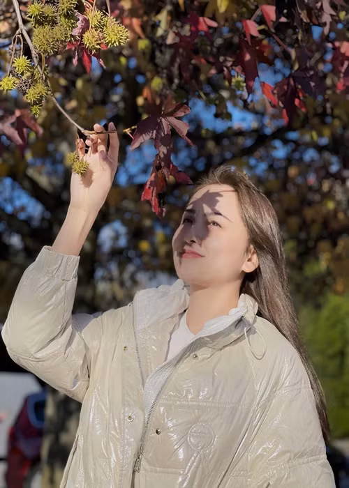  Hoa hậu Diễm Hương định cư ở Canada. “Có thể nói là do duyên đưa đẩy và tôi phải đi. Thực ra, ban đầu tôi có ý muốn định cư tại Mỹ chứ không phải Canada", cô chia sẻ.