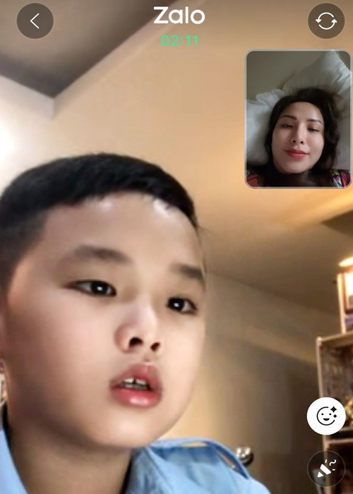 Con trai Diễm Hương đang sống cùng ông bà ngoại tại TP HCM. Cách đây ít ngày, người đẹp đăng tải hình ảnh gọi con trai. Cô tâm sự: "Đôi lúc bạn sẽ buồn, sẽ mệt mỏi. Bạn muốn bỏ cuộc… Hãy soi gương và nhớ đến dáng vẻ xinh đẹp nhất của mình. Bạn đủ mạnh mẽ để bước tiếp. Tôi soi gương không thấy gì ngoài khuyết điểm trên mặt của mình… Nhưng nhìn thấy bạn nhỏ này, tôi thấy bản sao của mình nhưng phiên bản tốt hơn "khéo hơn, miệng mồm hơn và tình cảm hơn". Tôi chợt nhận ra bạn ấy xứng đáng có được tất cả sự tuyệt vời mà tôi tưởng tượng ra được".