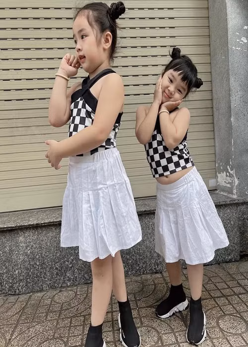 Hai con gái Hoài Lâm thường mặc đồ đôi.