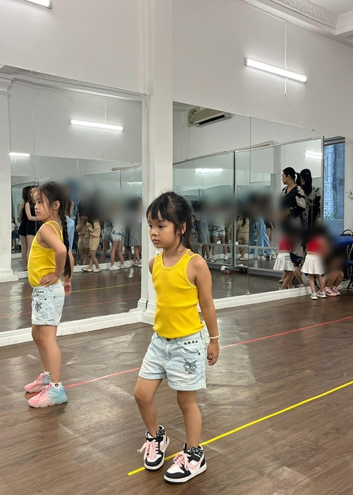 Gần đây, Bảo Ngọc cho hai con gái học catwalk.