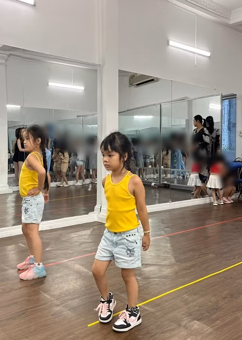 Gần đây, Bảo Ngọc cho hai con gái học catwalk.