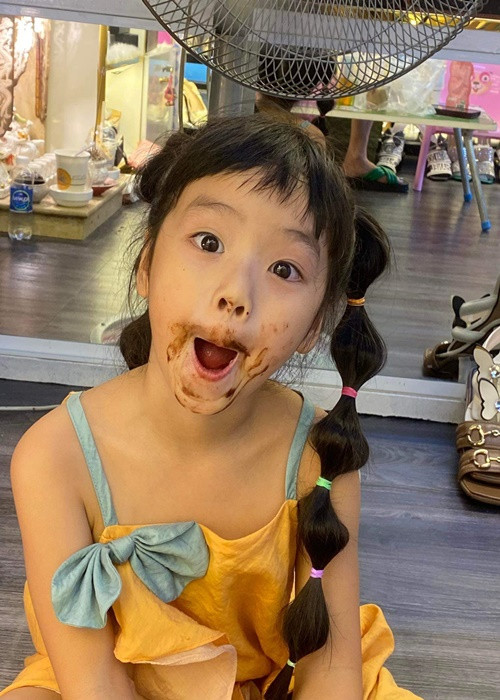 Đối với Bảo Ngọc, bé Cún Cún như "cây hài" của gia đình.