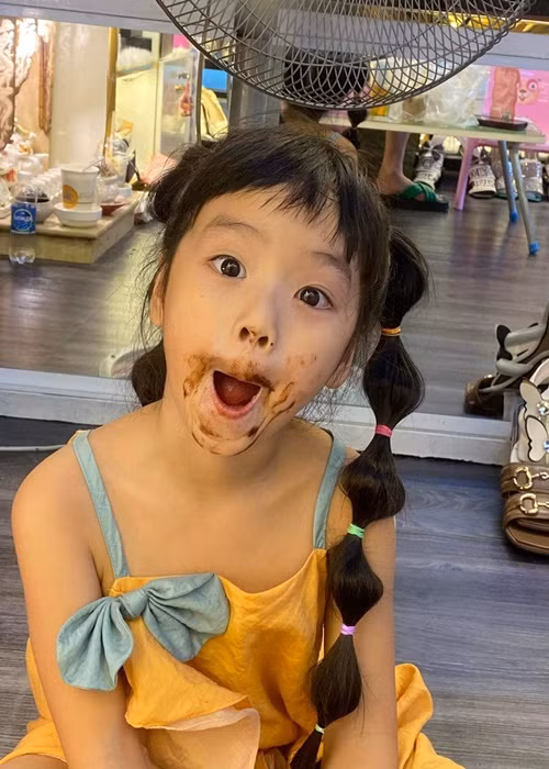 Đối với Bảo Ngọc, bé Cún Cún như "cây hài" của gia đình.