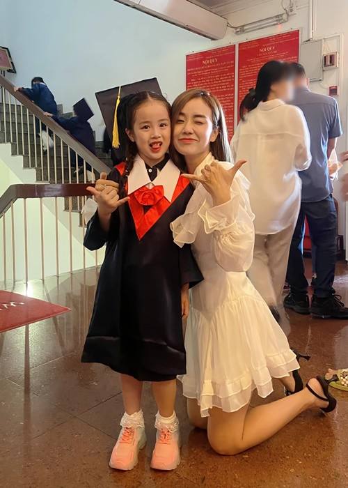 Bé Gà Gà sở hữu vẻ ngoài dễ thương. Cô nhóc rất yêu thương em gái.