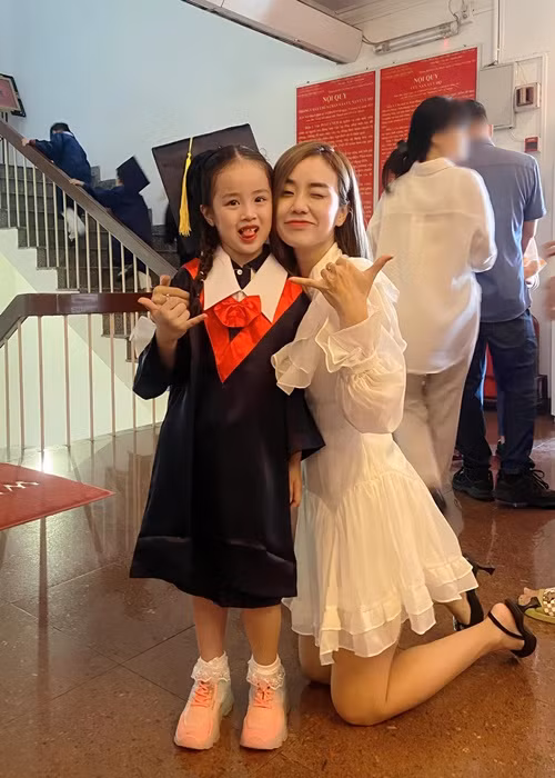 Bé Gà Gà sở hữu vẻ ngoài dễ thương. Cô nhóc rất yêu thương em gái.