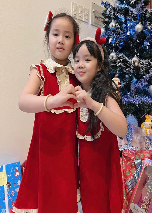 Bảo Ngọc chia sẻ, cô con gái đầu lòng đi học từ lúc 18 tháng tuổi. “Ngày đầu bạn đi học, mami đứng ngoài khóc như mưa, nhìn bạn biểu diễn trên sân khấu lúc đó rưng rưng tiếp, giờ bạn tốt nghiệp mầm non, chuẩn bị bước vào lớp 1. Cảm ơn bạn đã hoàn thành khóa học và vẫn luôn giữ nét ngoan hiền như vậy. Cảm ơn vì chúng ta đã đi được đến đây, và tiếp theo là một hành trình mới và sẽ dài hơn, nhiều hơn, mami chỉ mong bạn luôn được tự do thoải mái là chính bạn, cứ thành nhân trước, rồi thành tài sau. Mami yêu Gà nhiều”, vợ cũ Hoài Lâm tâm sự.