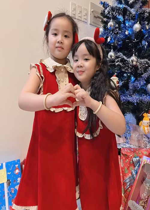 Bảo Ngọc chia sẻ, cô con gái đầu lòng đi học từ lúc 18 tháng tuổi. “Ngày đầu bạn đi học, mami đứng ngoài khóc như mưa, nhìn bạn biểu diễn trên sân khấu lúc đó rưng rưng tiếp, giờ bạn tốt nghiệp mầm non, chuẩn bị bước vào lớp 1. Cảm ơn bạn đã hoàn thành khóa học và vẫn luôn giữ nét ngoan hiền như vậy. Cảm ơn vì chúng ta đã đi được đến đây, và tiếp theo là một hành trình mới và sẽ dài hơn, nhiều hơn, mami chỉ mong bạn luôn được tự do thoải mái là chính bạn, cứ thành nhân trước, rồi thành tài sau. Mami yêu Gà nhiều”, vợ cũ Hoài Lâm tâm sự.