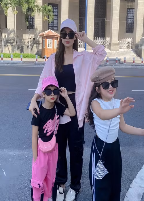 Hai con gái của Bảo Ngọc được mẹ phối đồ sành điệu.