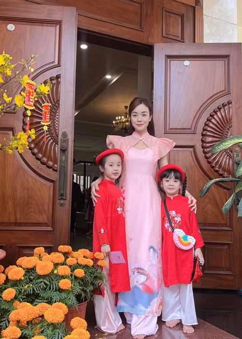 Hai con gai cua Hoai Lam va vo cu ngay cang dang yeu