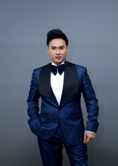 Ngoài ra, Nguyên Vũ còn bị một số bầu show cả nam và nữ gợi ý đổi tình lấy show diễn. Ảnh: FBNV.