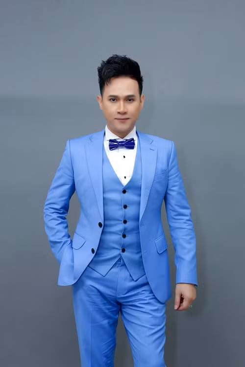 Nguyên Vũ vẫn độc thân. Nam ca sĩ cho biết, anh là con út trong nhà, các anh của anh đã có vợ con nên mẹ của anh đỡ hối nam ca sĩ lấy vợ như ngày trước. Ảnh: FBNV.