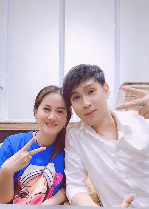 Nguyên Vũ tỏ ra quý mến Hồng Loan. Vì muốn giúp đỡ con gái nghệ sĩ Vũ Linh bán hàng online, anh tặng tài khoản số đẹp có ngày tháng năm sinh của "ông hoàng cải lương Hồ quảng" cho Hồng Loan. Ảnh: FBNV.