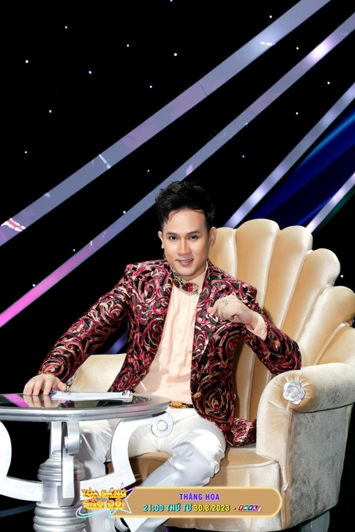 Nguyên Vũ vướng tin đồn giới tính. Anh còn dính nghi vấn đã có vợ và con trai. Chia sẻ trên Dân Việt năm 2018, anh cho hay: “Tôi không biết những thông tin đó, tin đồn vẫn là tin đồn, tôi sẽ không bao giờ trả lời về những thông tin này”. Ảnh: FBNV.