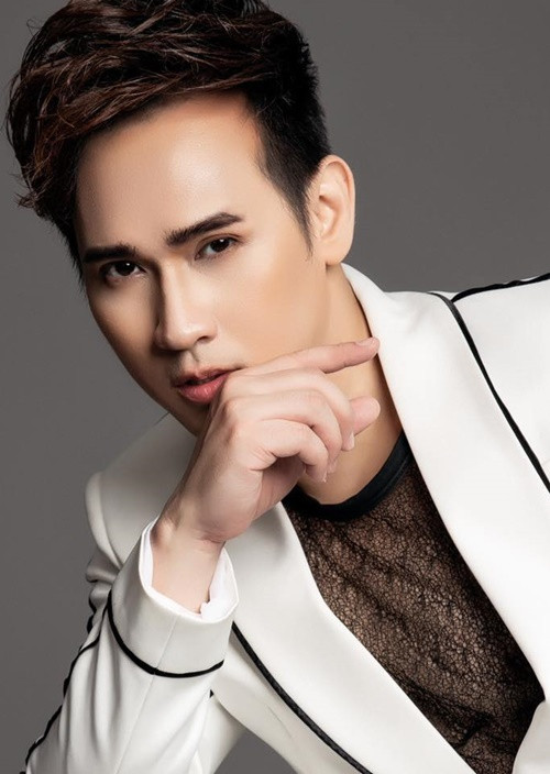 Nguyên Vũ nhận thù lao "khủng" khi hát đám cưới. Anh từng có cát-sê 800 triệu đồng khi hát tại một tiệc cưới ở TP HCM. Người mời nam ca sĩ là một chủ doanh nghiệp. Nguyên Vũ hát 4 ca khúc với vũ đoàn 10 người. Ảnh: FBNV.