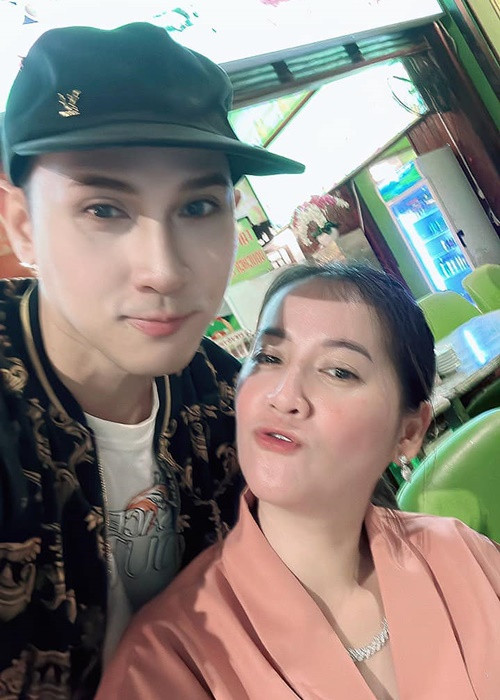 Hồng Loan - con gái nghệ sĩ Vũ Linh đồng ý để ca sĩ Nguyên Vũ thực hiện xét nghiệm ADN. Thời gian qua, việc Hồng Loan là con nuôi hay con đẻ của cố NSƯT Vũ Linh là chủ đề được nhiều khán giả quan tâm. Ảnh: FBNV.