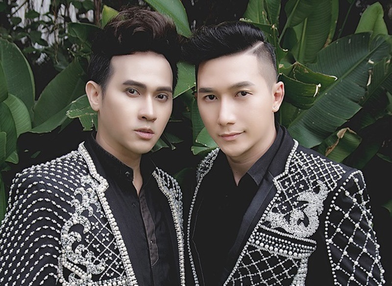 Năm 2020, chia sẻ trên Vietnamnet, Nguyên Vũ phủ nhận tin đồn tình cảm với đàn em kém 14 tuổi tên Nam Phong. “Tôi may mắn vì có Nam Phong ở bên giúp đỡ. Cậu ấy từng là người mẫu, rất giỏi về thời trang, vì thế hay tư vấn cách ăn mặc, phối đồ giúp tôi. Ngoài đời cậu ấy cũng rất hài hước, vui vẻ, vì thế chúng tôi thường hay nói chuyện, trêu đùa nhau”, Nguyên Vũ chia sẻ. Ảnh: Vietnamnet.