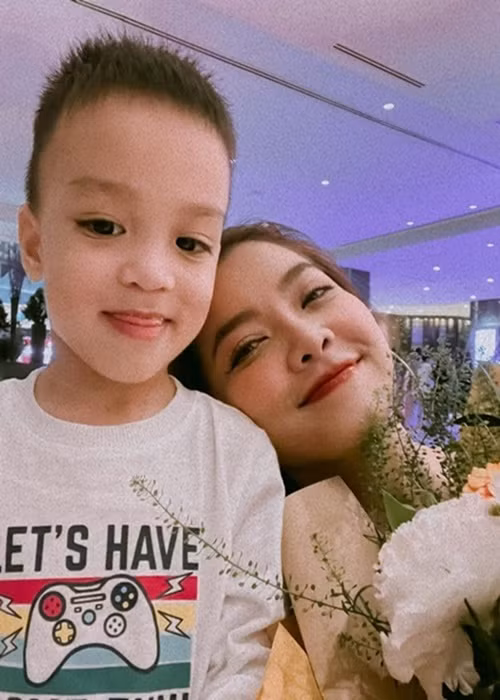 “Bé Ủn là cái phôi cuối cùng. Khi thử que lên 2 vạch, vợ chồng tôi vừa mừng vừa lo. Sau đó, suốt trong thai kỳ, không lúc nào tôi không lo lắng", Thanh Ngọc cho hay.