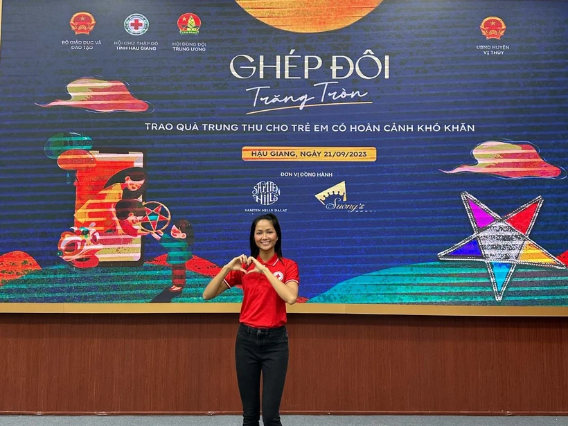 Theo Vietnamplus, tháng 9/2023, Hoa hậu H’hen Niê được Hội Liên hiệp Thanh niên Việt Nam TPHCM trao tặng bằng khen Nghệ sĩ vì cộng đồng năm 2023 nhờ những đóng góp tích cực trong các hoạt động tình nguyện. Ảnh: Vietnamplus.