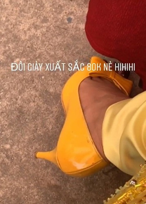 H’hen Niê tiết kiệm từng đồng. Khi dự một sự kiện, cô đi đôi giày hàng thùng chỉ có giá 80 nghìn đồng. Đối với H'hen Niê, đôi giày 80 nghìn không phải là hàng hiệu nhưng đẹp "xuất sắc". Ảnh: FBNV.