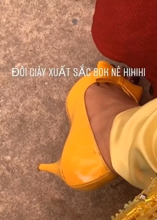 H’hen Niê tiết kiệm từng đồng. Khi dự một sự kiện, cô đi đôi giày hàng thùng chỉ có giá 80 nghìn đồng. Đối với H'hen Niê, đôi giày 80 nghìn không phải là hàng hiệu nhưng đẹp "xuất sắc". Ảnh: FBNV.