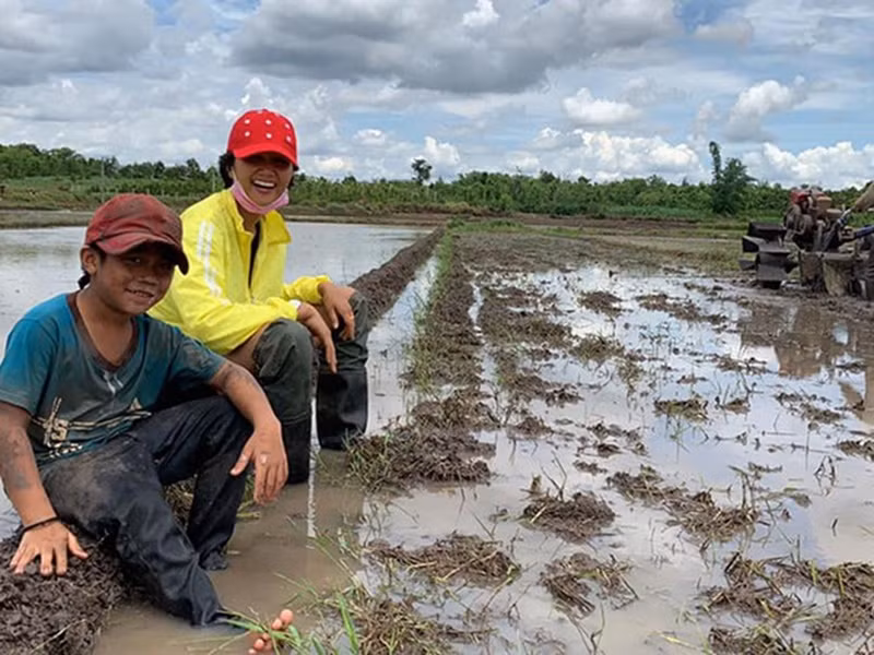 H’hen Niê được nhiều khán giả chú ý vì những hành động bình dị như lội sông mò trai, ngồi ăn cơm với cá khô ngoài đồng ruộng. Ảnh: FBNV.