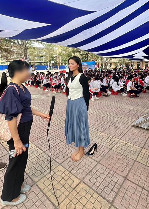 Trên trang cá nhân, H’hen Niê vừa chia sẻ hình ảnh bỏ giày cao gót để vào set quay. Cô chia sẻ: “Khi máy đã set sẵn bỏ giày sẽ nhanh hơn chỉnh lại chân máy, cái nào nhanh hơn ta làm”. Hành động đi chân trần của H’hen Niê nhận được lời khen ngợi của nhiều khán giả. Ảnh: FBNV.