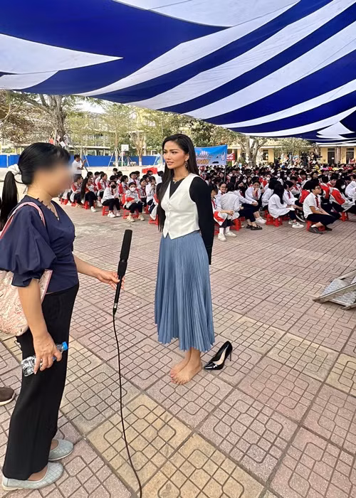 Trên trang cá nhân, H’hen Niê vừa chia sẻ hình ảnh bỏ giày cao gót để vào set quay. Cô chia sẻ: “Khi máy đã set sẵn bỏ giày sẽ nhanh hơn chỉnh lại chân máy, cái nào nhanh hơn ta làm”. Hành động đi chân trần của H’hen Niê nhận được lời khen ngợi của nhiều khán giả. Ảnh: FBNV.