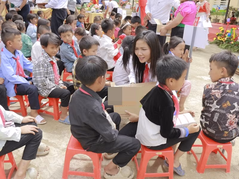 H’hen Niê có nhiều hoạt động từ thiện. Năm 2022, cô trao tặng thư viện thân thiện cho trường Phổ thông dân tộc Bán trú Tiểu học Mù Sang (huyện Phong Thổ, tỉnh Lai Châu). Năm 2023, H'hen Niê xây dựng hệ thống giếng khoan cho ngôi trường này. Ảnh: Người Lao Động.