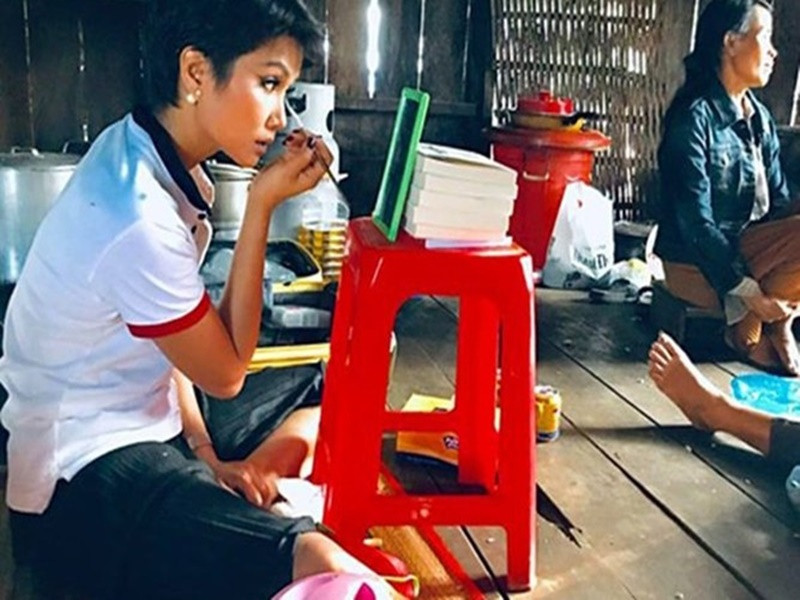Hoa hậu H'hen Niê chiếm được thiện cảm của nhiều khán giả khi ngồi bệt trên sàn nhà tự trang điểm với chiếc gương nhỏ đặt trên chiếc ghế nhựa. Ảnh: Saostar.