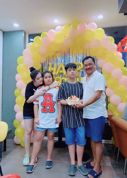 Hai con của đạo diễn Phương Điền đều lớn phổng phao.