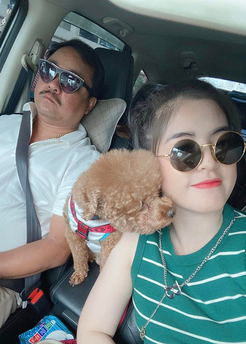 Nam đạo diễn phim Mẹ rơm khen vợ rất xinh lại hiền, không xài hàng hiệu, giỏi nội trợ, thông cảm, ủng hộ công việc làm phim của anh.