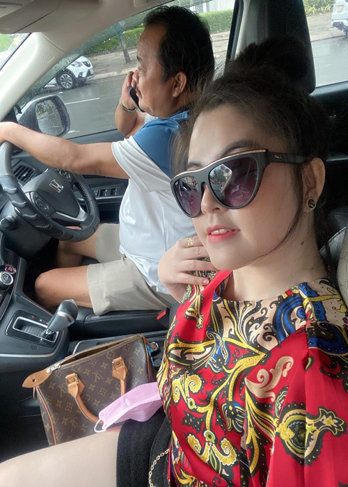 Đạo diễn Phương Điền được nhiều người gợi ý đưa vợ đi đóng phim. Tuy nhiên, anh nhất định gạt đi vì sợ mất vợ.