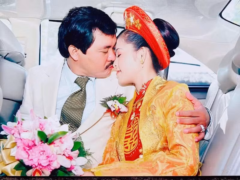 Cẩm Giang kết hôn khi mới 18 tuổi.