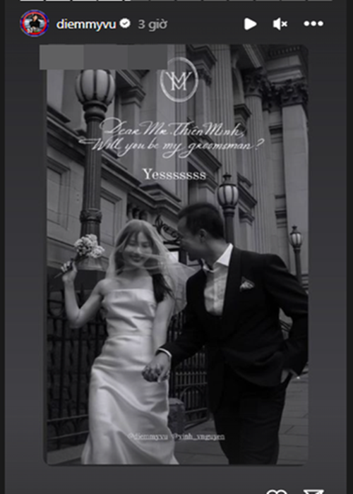 Cặp đôi gửi tin nhắn mời cưới sau đó gửi thiệp cứng cho bạn bè. Ảnh chụp màn hình.