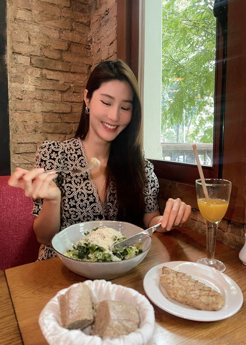 Nữ diễn viên đang tập trung giữ vóc dáng thon gọn. Cô hài hước chia sẻ: "Bật chế độ “rau xanh” cho đến ngày hôm ấy". Ảnh: FBNV.