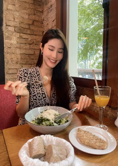 Nữ diễn viên đang tập trung giữ vóc dáng thon gọn. Cô hài hước chia sẻ: "Bật chế độ “rau xanh” cho đến ngày hôm ấy". Ảnh: FBNV.