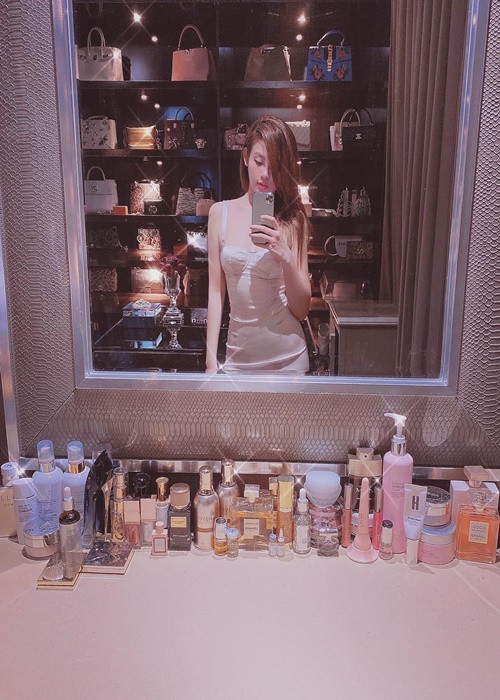 Cựu hot girl khoe một góc phòng ngủ trưng bày nhiều túi hiệu.