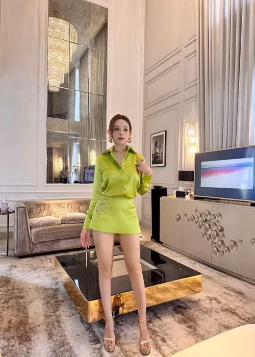 Người đẹp nổi bật khi diện set trang phục, phụ kiện đắt đỏ.